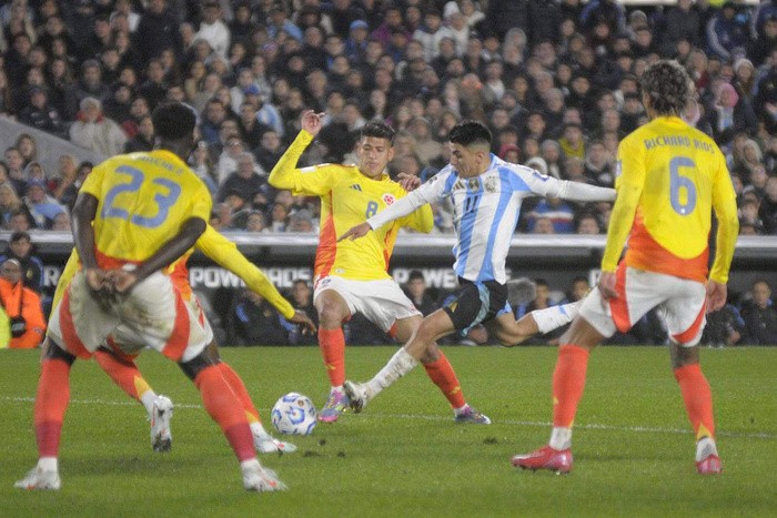 Con diez y con el alma, Argentina empató 1-1 con Colombia gracias a un golazo de Thiago Almada