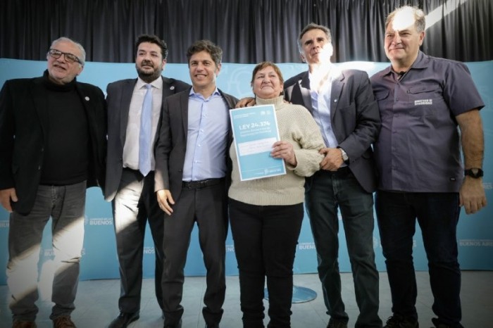 “Ahora somos dueños”: más de 200 familias del interior bonaerense recibieron las escrituras de sus viviendas