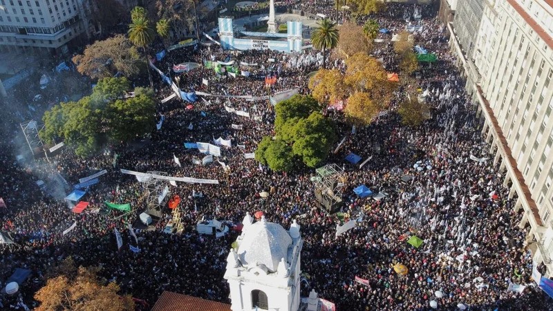 Multitudinaria marcha a Plaza de Mayo en respaldo a Cristina Kirchner tras la condena judicial