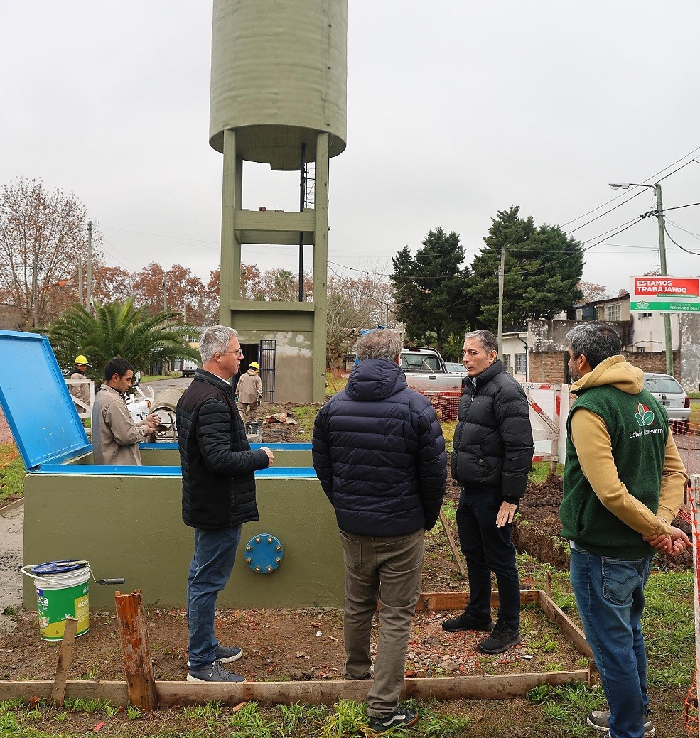 Monte Grande Sur: Gray supervisó obras clave para mejorar el agua potable en el barrio Policial