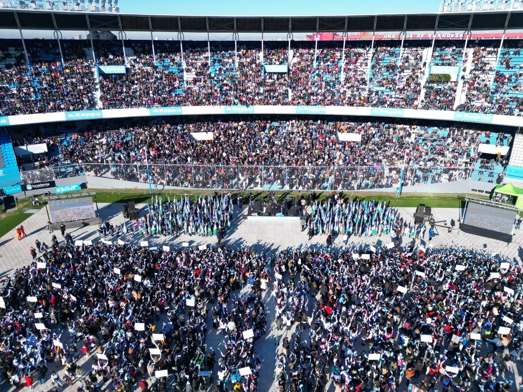 Ferraresi tomó la promesa a la Bandera a más de 4 mil estudiantes en un acto multitudinario en la cancha de Racing