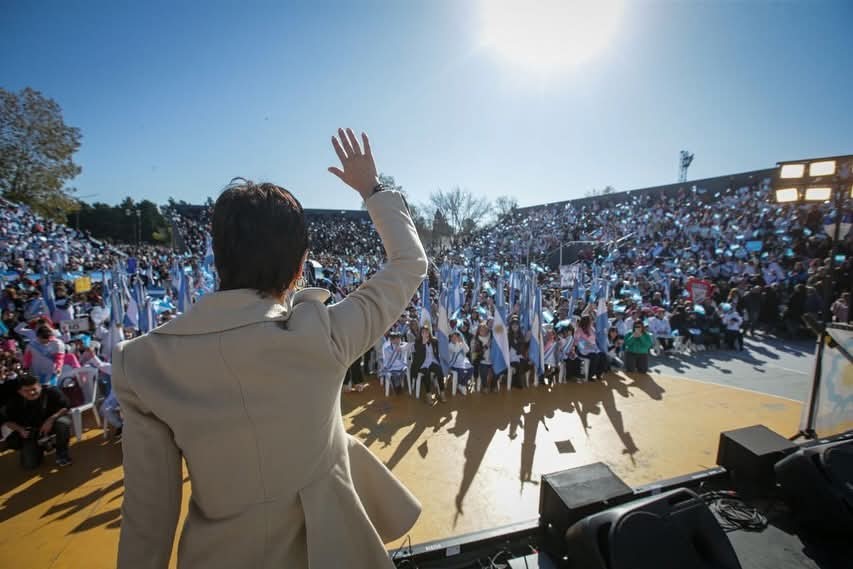 Más de 4 mil alumnos de Quilmes prometieron lealtad a la Bandera en un emotivo acto encabezado por Mayra Mendoza