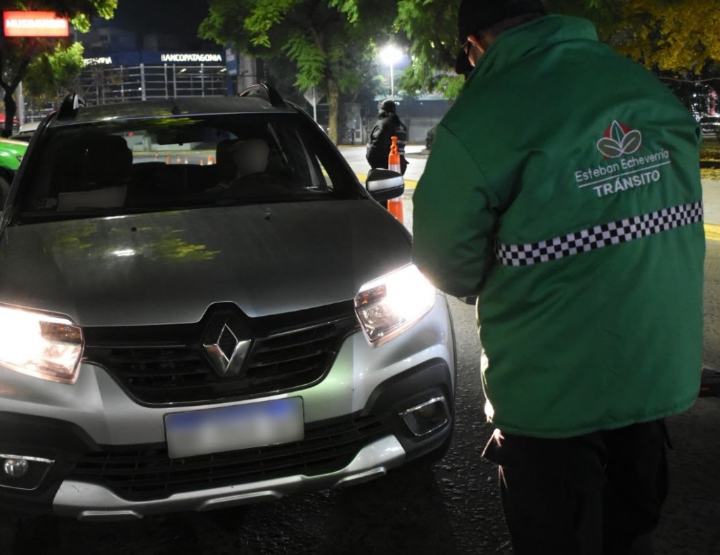 Monte Grande: operativo nocturno de seguridad en Plaza Mitre terminó con secuestro de vehículos
