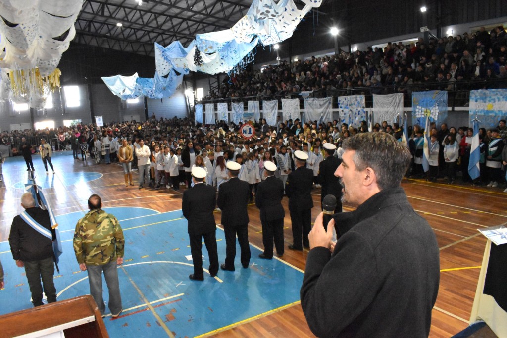 Más de 500 estudiantes hicieron la Promesa a la Bandera en Miramar y Otamendi