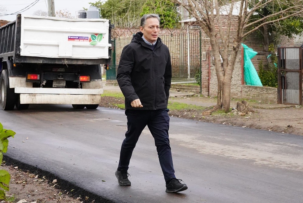 El Jagüel: Fernando Gray supervisó nueva obra de pavimentación en calle Los Nogales