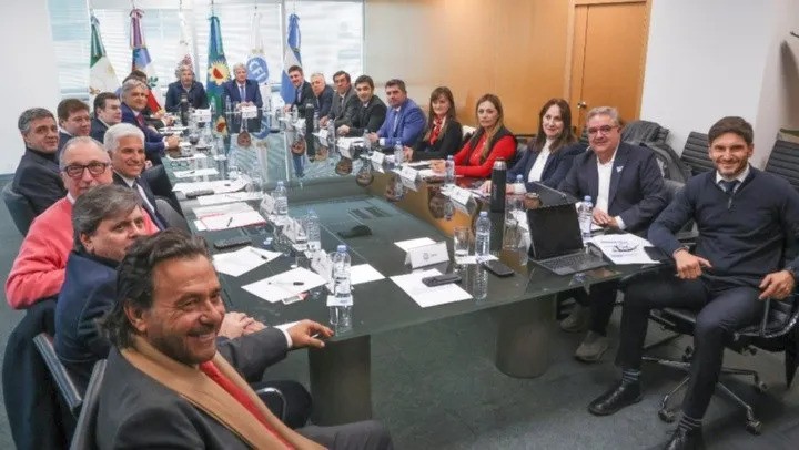 Gobernadores se rebelan y presentan proyecto para coparticipar el impuesto a los combustibles