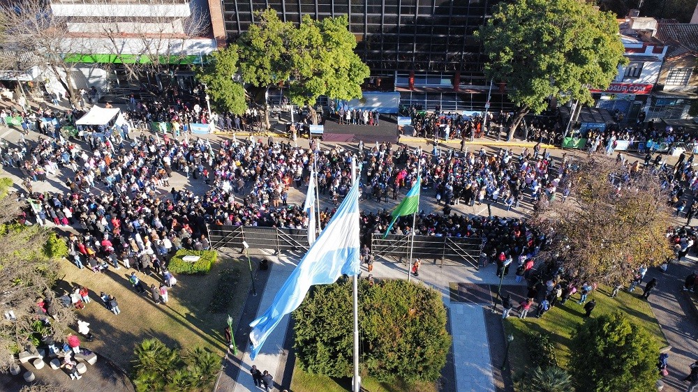 Fernando Gray tomó la Promesa de Lealtad a la Bandera a más de 4.200 estudiantes en Esteban Echeverría