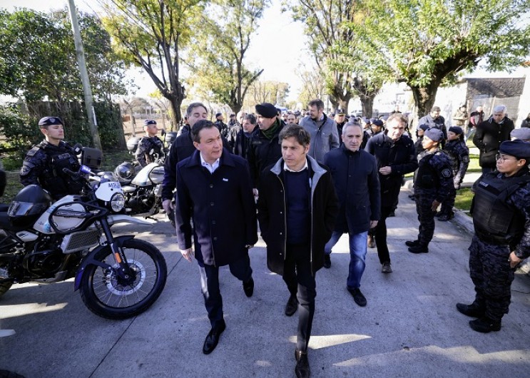 Kicillof entregó patrulleros, inauguró la Casa de la Provincia y encabezó la promesa a la bandera en Florencio Varela