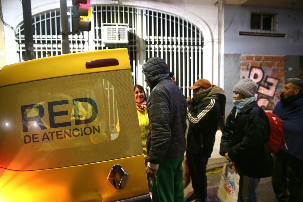 Ola de frío en CABA: si ves una persona en situación de calle, llamá al 108
