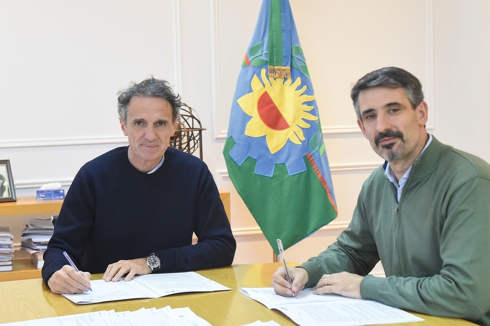 Avanza el Natatorio Municipal de Miramar: Ianantuony firmó el convenio para el inicio de obras