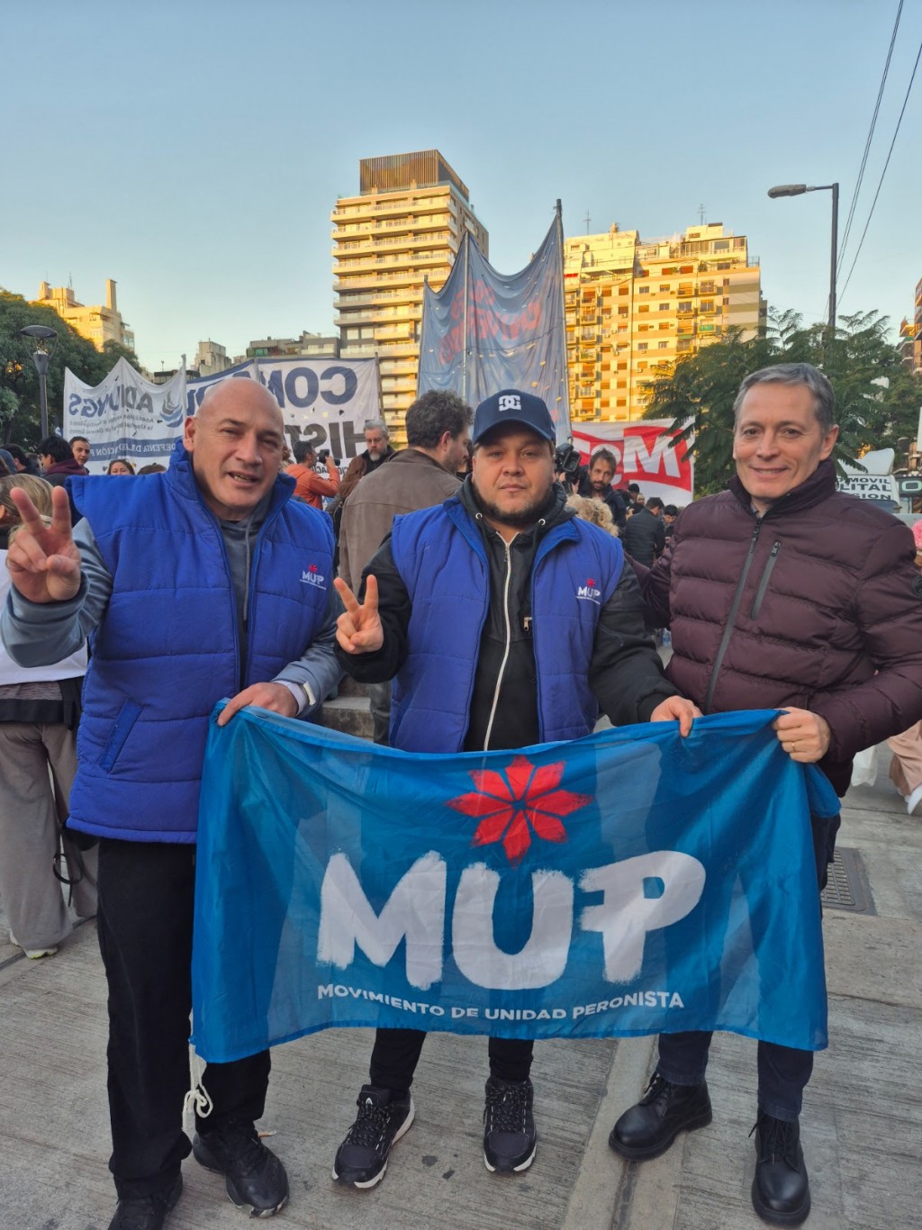 Fernando Gray participó de la marcha de antorchas en defensa de las universidades públicas