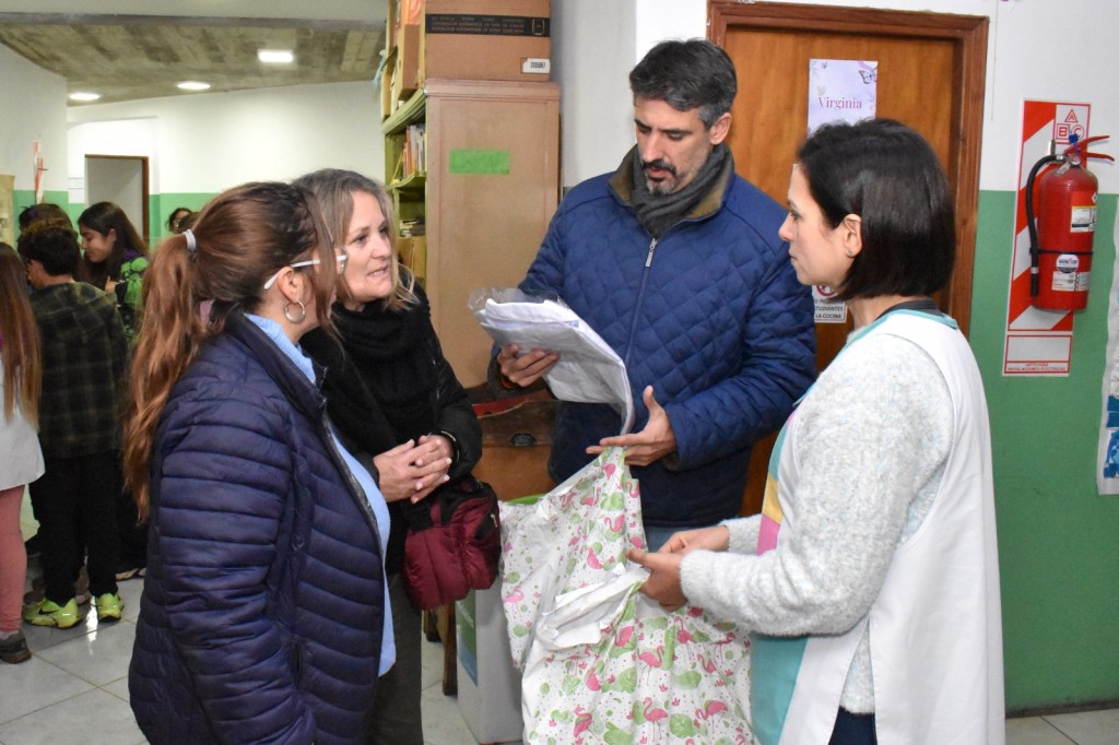General Alvarado: el Municipio entrega guardapolvos y guantes en escuelas y jardines de infantes