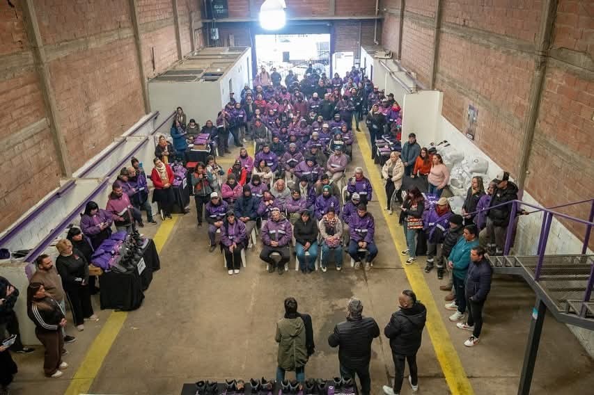 Mayra Mendoza entregó maquinaria e indumentaria para trabajadores de Servicios Públicos
