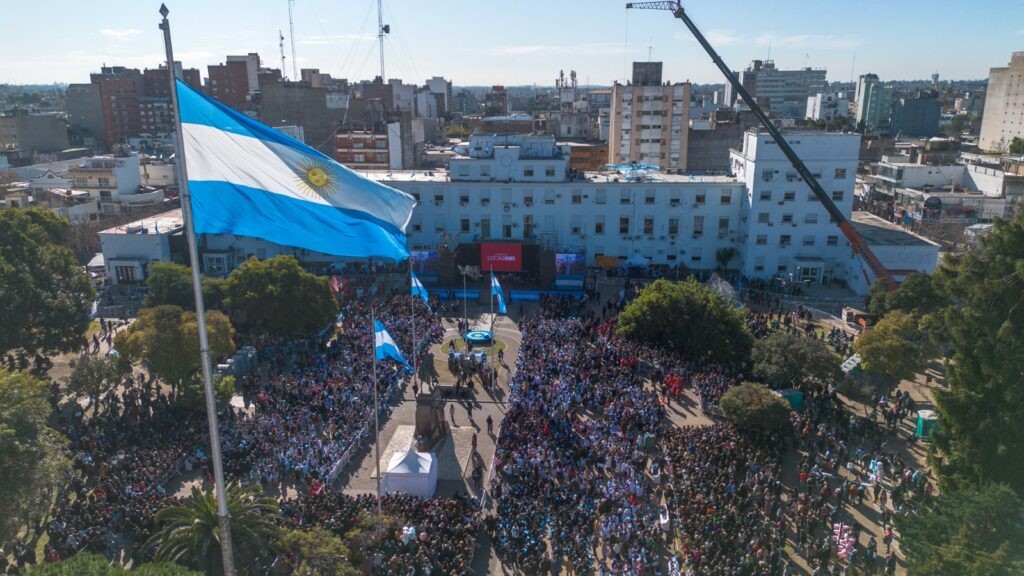 Emotiva promesa a la Bandera en Morón con la participación de 4500 estudiantes