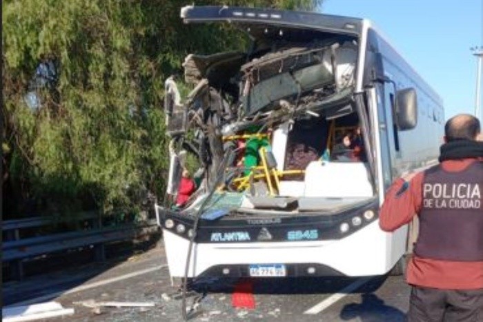 Grave choque entre un colectivo y un camión en la General Paz: al menos 30 heridos