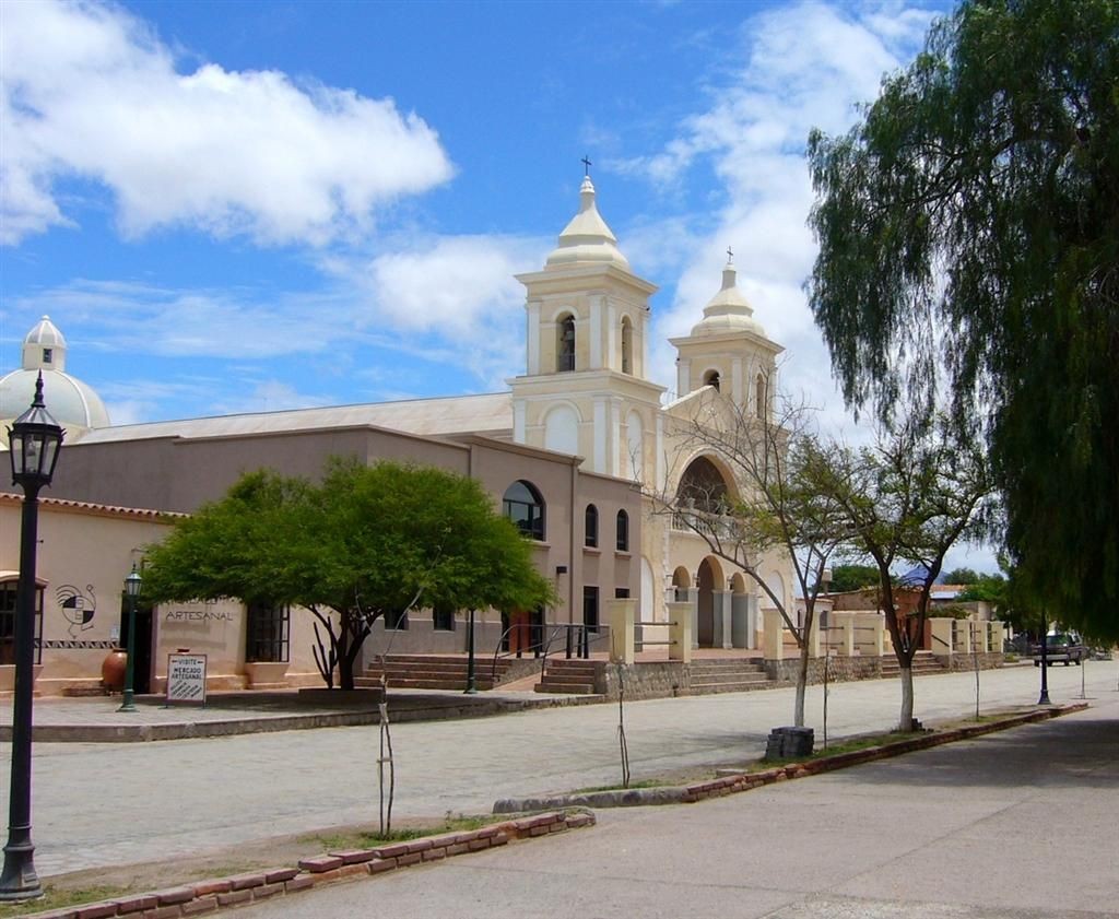 San Carlos: historia viva, arquitectura colonial y tradición vallista en el corazón de Salta