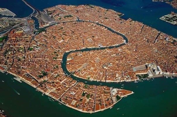 ¿Cómo se construyó Venecia?