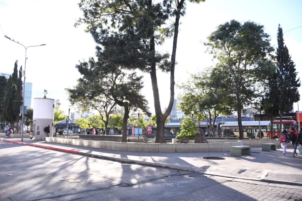 Morón recupera espacios clave: puesta en valor de la Plaza La Roche