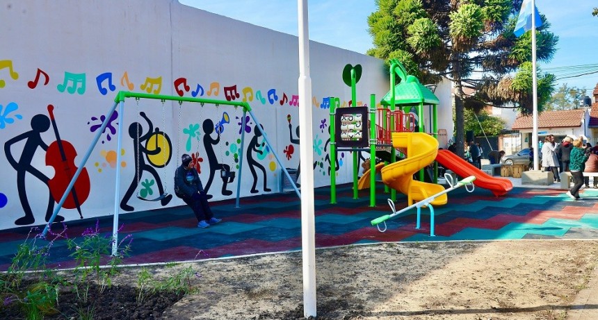 Fernando Gray inauguró la renovada plaza Bellas Artes en Luis Guillón