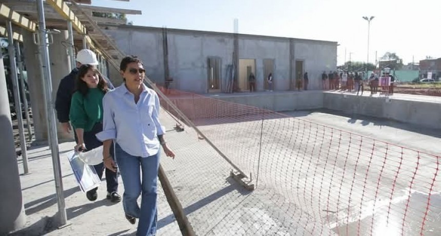 Mayra Mendoza supervisó el avance del nuevo natatorio municipal en Solano