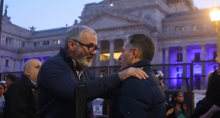 Fernando Gray acompañó una nueva marcha frente al Congreso junto a diversos sectores sociales Bajada: