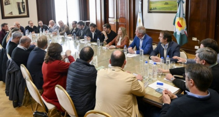 Kicillof y Cuattromo firmaron convenios con intendentes para fortalecer la inversión municipal y el financiamiento a emprendedores