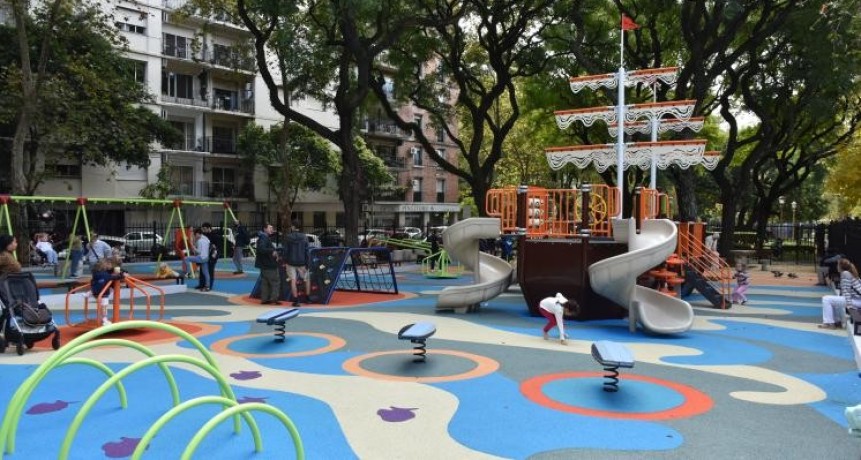 Reabrió el patio de juegos de Plaza Paraguay tras su renovación
