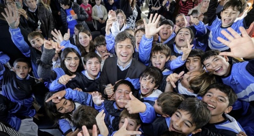 Kicillof inauguró la ampliación de la Escuela N°45 en General Villegas y entregó patrulleros y maquinaria agrícola