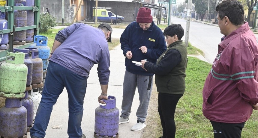 Garrafas a precio popular en Luis Guillón: operativo municipal ante la suba de tarifas