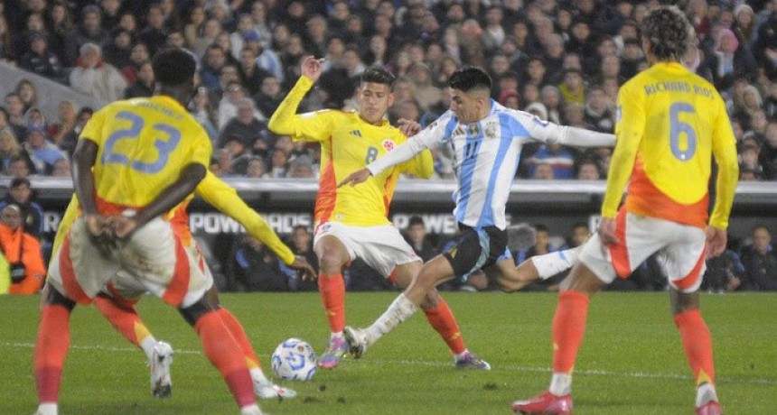 Con diez y con el alma, Argentina empató 1-1 con Colombia gracias a un golazo de Thiago Almada