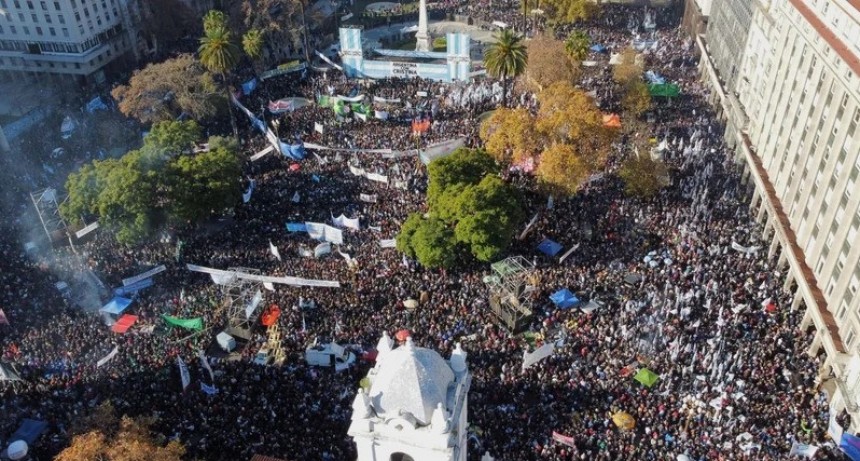 Multitudinaria marcha a Plaza de Mayo en respaldo a Cristina Kirchner tras la condena judicial