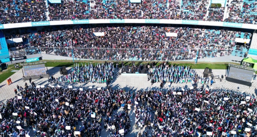 Ferraresi tomó la promesa a la Bandera a más de 4 mil estudiantes en un acto multitudinario en la cancha de Racing