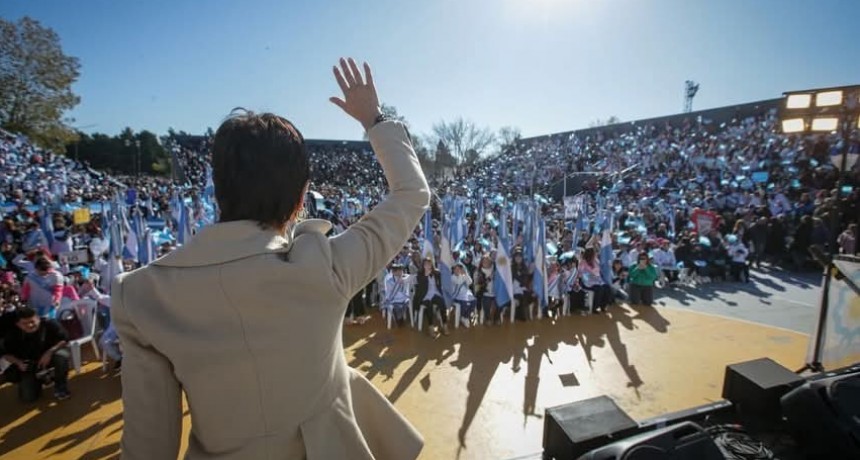 Más de 4 mil alumnos de Quilmes prometieron lealtad a la Bandera en un emotivo acto encabezado por Mayra Mendoza