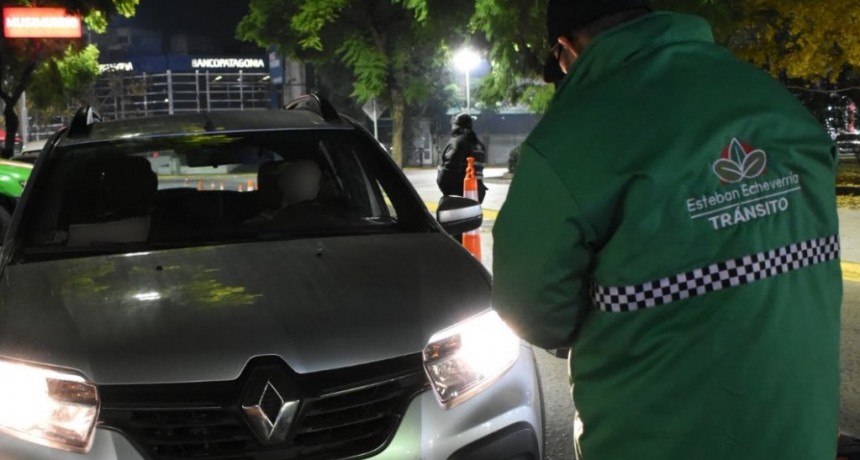 Monte Grande: operativo nocturno de seguridad en Plaza Mitre terminó con secuestro de vehículos