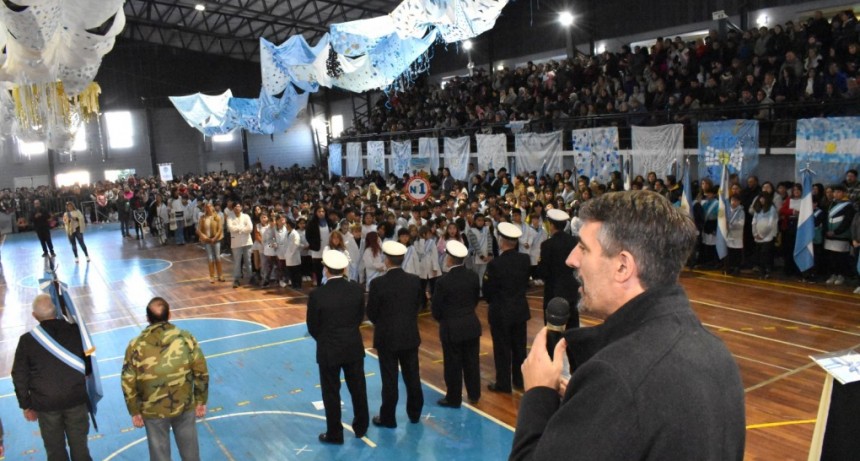 Más de 500 estudiantes hicieron la Promesa a la Bandera en Miramar y Otamendi