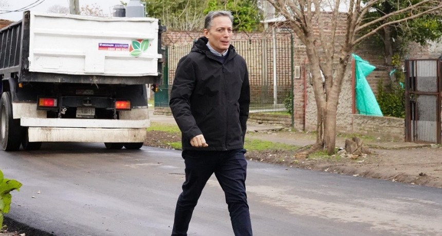 El Jagüel: Fernando Gray supervisó nueva obra de pavimentación en calle Los Nogales