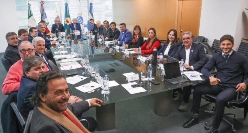 Gobernadores se rebelan y presentan proyecto para coparticipar el impuesto a los combustibles