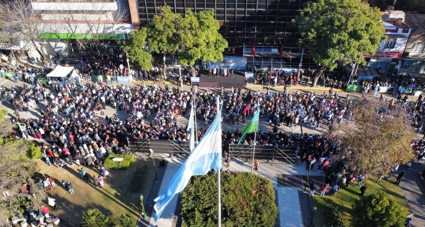 Fernando Gray tomó la Promesa de Lealtad a la Bandera a más de 4.200 estudiantes en Esteban Echeverría