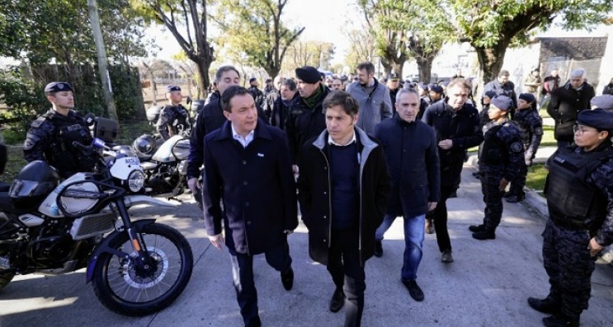 Kicillof entregó patrulleros, inauguró la Casa de la Provincia y encabezó la promesa a la bandera en Florencio Varela