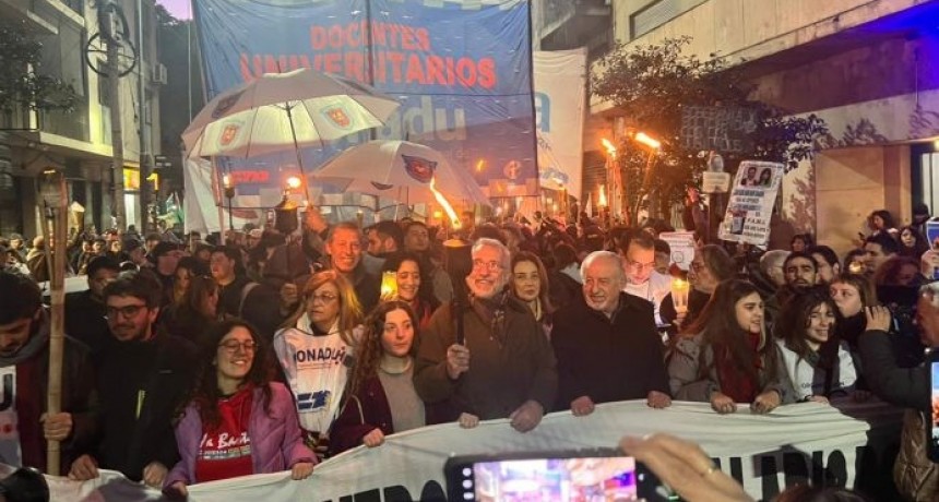 La comunidad universitaria volvió a movilizarse para exigir la Ley de Financiamiento Con antorchas y paros, se multiplican las acciones en defensa de la universidad pública