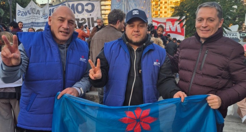 Fernando Gray participó de la marcha de antorchas en defensa de las universidades públicas