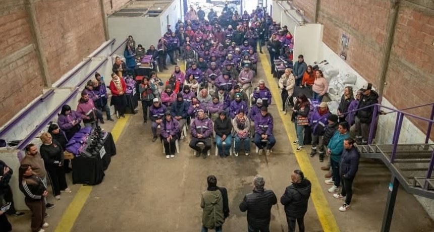 Mayra Mendoza entregó maquinaria e indumentaria para trabajadores de Servicios Públicos