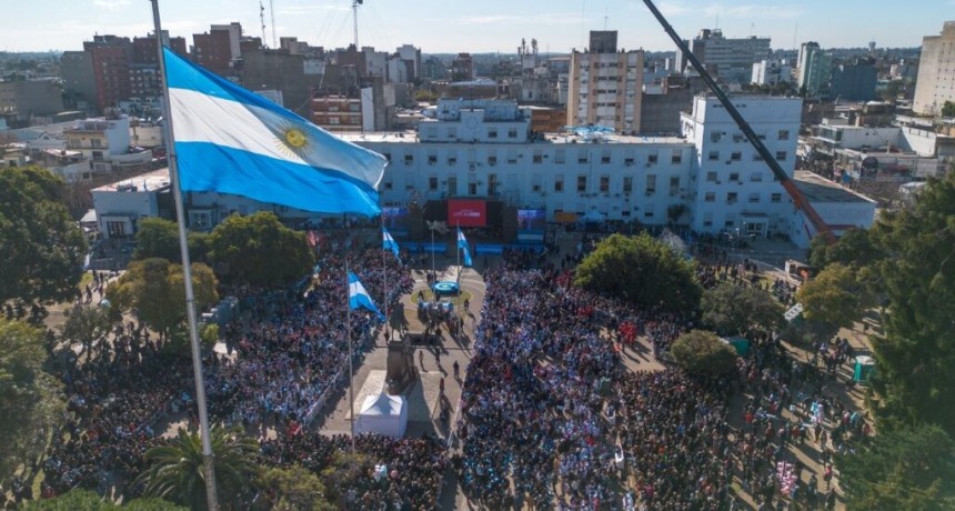 Emotiva promesa a la Bandera en Morón con la participación de 4500 estudiantes