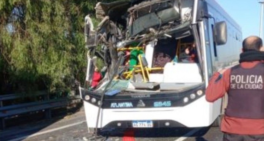 Grave choque entre un colectivo y un camión en la General Paz: al menos 30 heridos