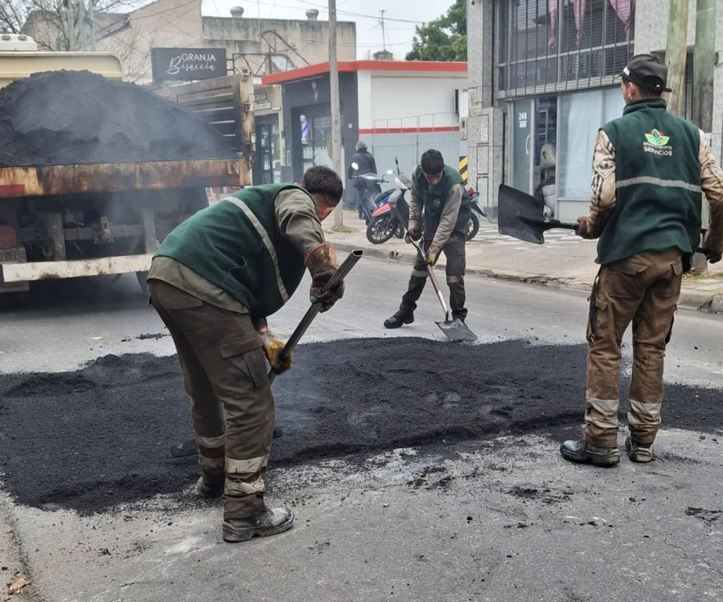 Avanzan las obras de bacheo en Luis Guill&oacute;n para mejorar la circulaci&oacute;n vehicular