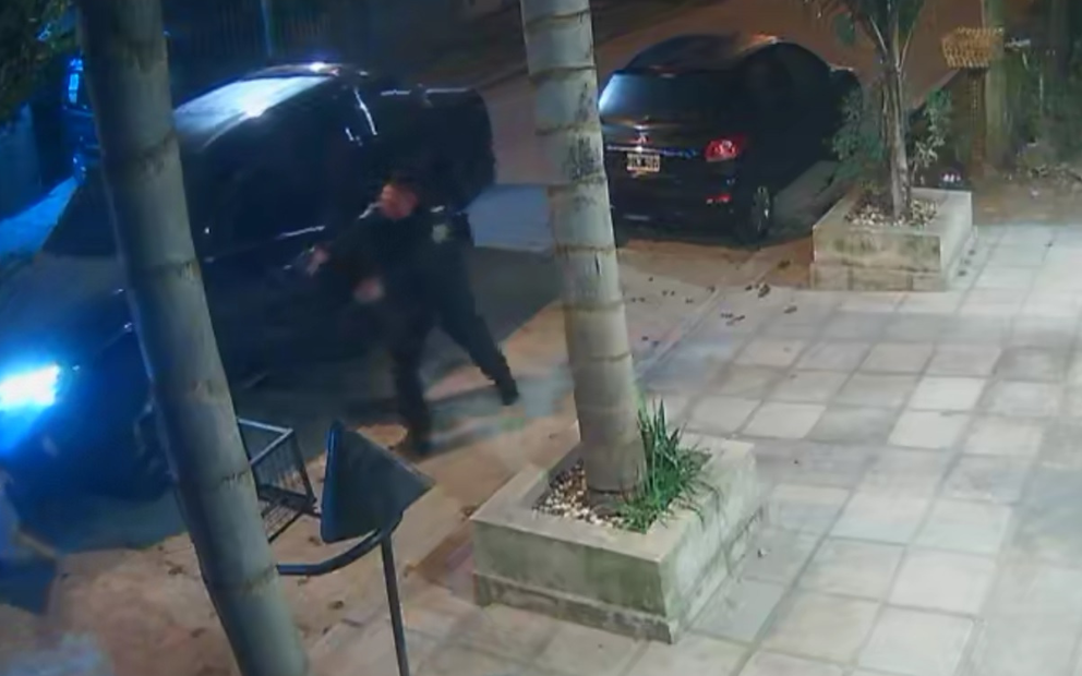 Intentaron robarle la camioneta frente a su familia y termin&oacute; en un tiroteo fatal: dos delincuentes murieron