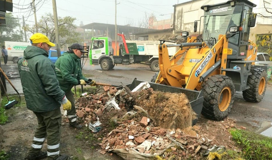 Refuerzan los operativos de limpieza en barrios de Esteban Echeverr&iacute;a con m&aacute;s maquinaria y personal
