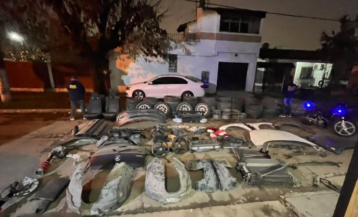 Cay&oacute; una banda que desguazaba autos robados y vend&iacute;a las autopartes por redes sociales
