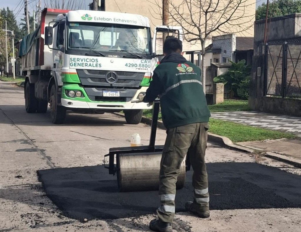 Avanzan las obras de bacheo en Monte Grande para mejorar la circulaci&oacute;n vehicular