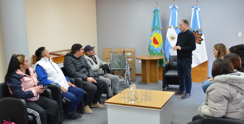 Fernando Gray entreg&oacute; sillas de ruedas a vecinos de Esteban Echeverr&iacute;a con problemas de salud